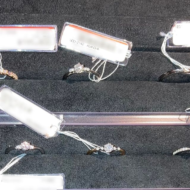 【TOMOE(トモエ)の口コミ】 中心の大きなダイヤの両側に、小さなダイヤが並んでいるデザインを探して…