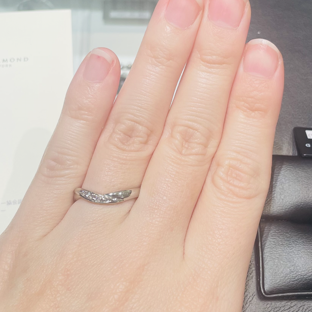 【ラザール ダイヤモンド(LAZARE DIAMOND)の口コミ】 逆ウェーブタイプで指を綺麗にみせてくれました。
ダイヤの輝きも綺麗でデ…