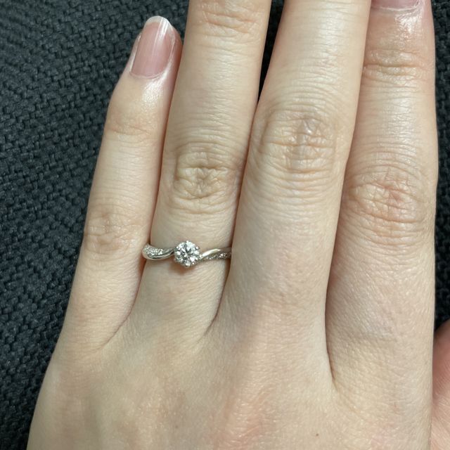 【IDEAL Plus fort(アイデアルプリュフォール)の口コミ】 メレデザインのものを選んだので、上から見ても横から見てもダイヤがあり…