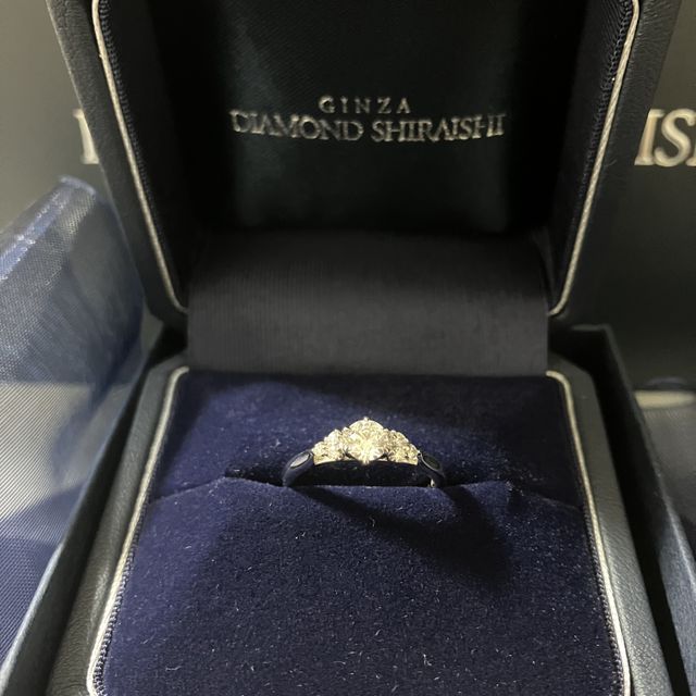 【銀座ダイヤモンドシライシの口コミ】 複数のブランドを見て回りましたが、メレダイヤが両サイドに3つずつこの並…