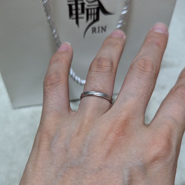 【輪-RIN-の口コミ】 私たちの結婚指輪には、マット加工が施されています。この加工のおかげで…