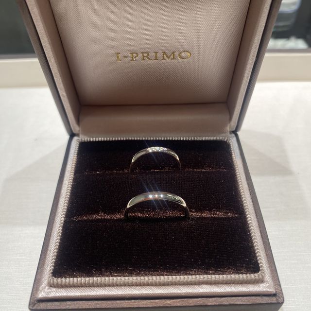 【アイプリモ(I-PRIMO)の口コミ】 男性はシンプル、女性は派手すぎず可愛いです。婚約指輪と重ね付けもすご…