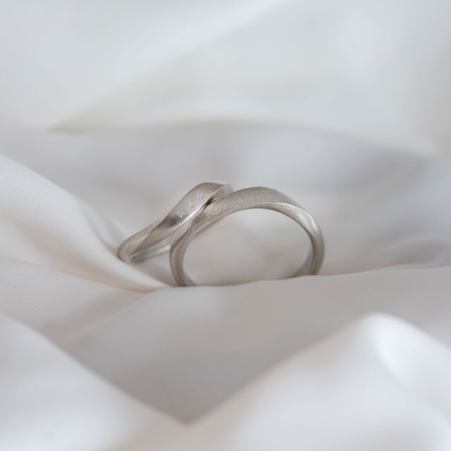 【Cayof(カヨフ)の口コミ】 普段使いしたいけど、せっかくの結婚指輪なのでキラキラも欲しくて、石を3…