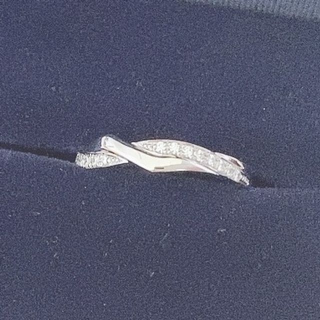 【銀座ダイヤモンドシライシの口コミ】 一般的な結婚指輪に比べて、少し特徴のある指輪のデザインで、他の人と被…