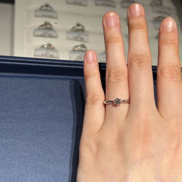 【銀座ダイヤモンドシライシの口コミ】 指輪を決める際はやはり、まずは石がメインになると思います。ダイヤモン…