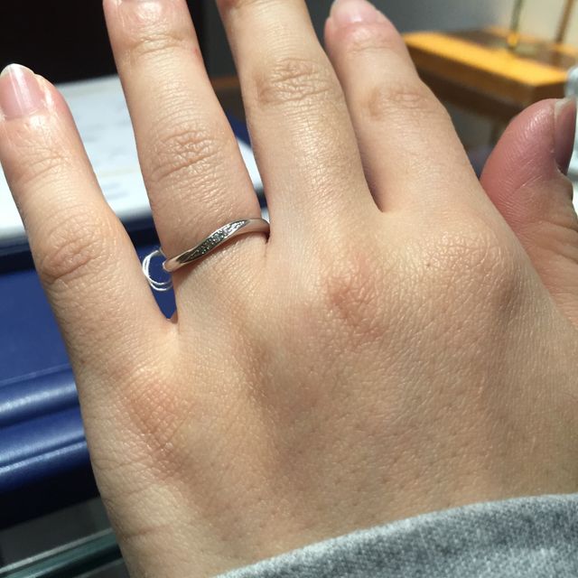 【銀座ダイヤモンドシライシの口コミ】 結婚指輪はどこのブランドもデザインが似ている気がするので、つけ心地と…