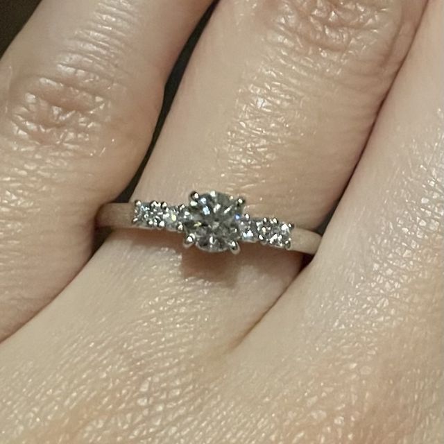 【ラザール ダイヤモンド(LAZARE DIAMOND)の口コミ】 サイドにもダイヤがあるデザインが良かったので、色々試しましたがこちら…