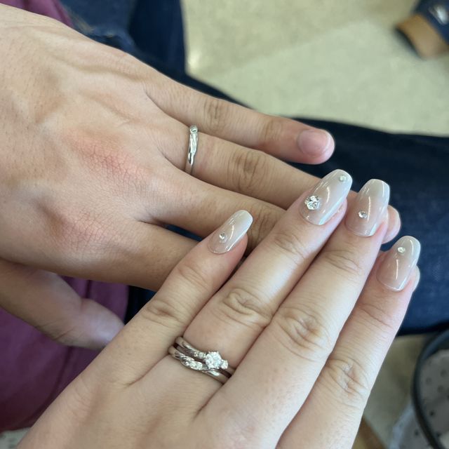 【銀座ダイヤモンドシライシの口コミ】 婚約指輪のダイヤがキラキラでとても綺麗で結婚指輪で選んだセットリング…
