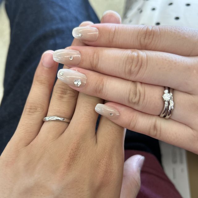 【銀座ダイヤモンドシライシの口コミ】 婚約指輪とのセットリングということで、セットで付けるとより輝きも増し…