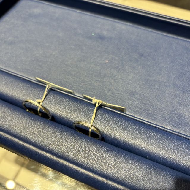 【銀座ダイヤモンドシライシの口コミ】 ストレートのデザインに斜めにダイヤモンドがあしらわれているのが素敵で…