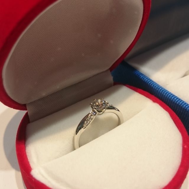 【GALA JEWELRY(ガラジュエリー)の口コミ】 センターダイヤの横でキラキラと輝くメレダイヤが非常に印象的で、しかし…