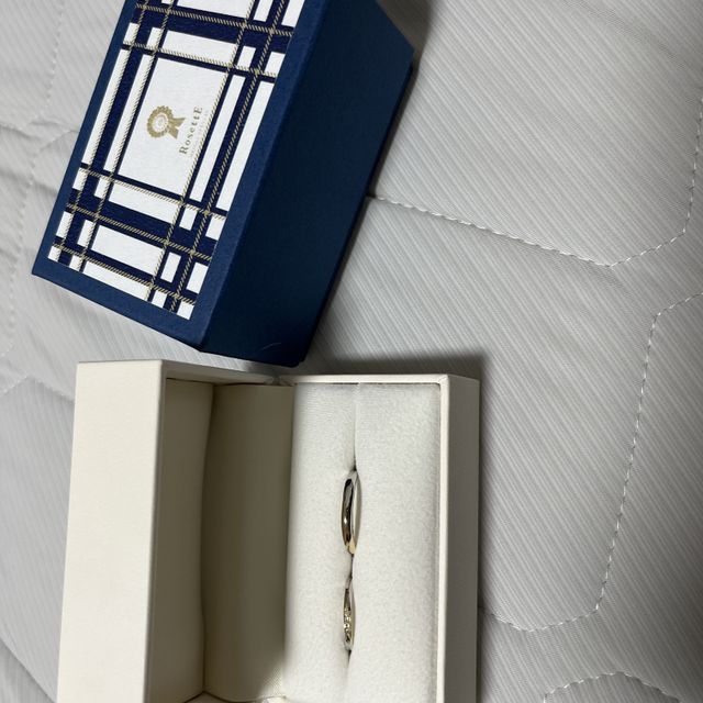 【RosettE(ロゼット)の口コミ】 この指輪は一部がゴールドになっています。
若干ウェーブ？っぽくもなって…