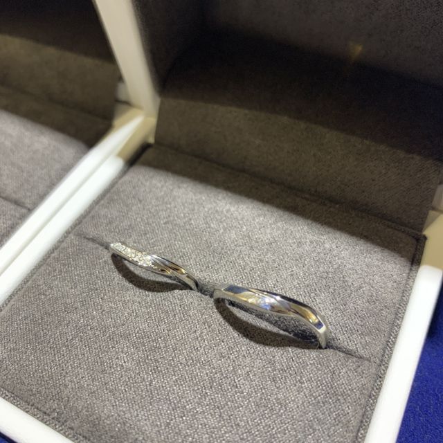 【Foulason(フレゾン)の口コミ】 洗練されたデザイン
   - シンプルでエレガントなデザインが特徴で、普段…