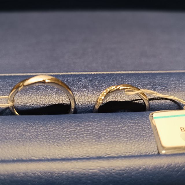 【銀座ダイヤモンドシライシの口コミ】 男性ものにマット加工をしてもらい、女性のダイヤモンドと同じようなデザ…