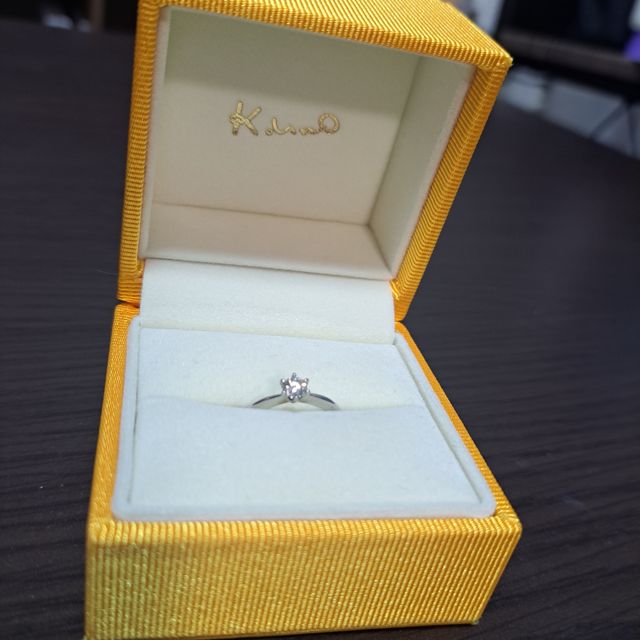 【ケイウノ ブライダル(K.UNO BRIDAL)の口コミ】 ダイヤモンドは0.2カラット程でお願いしました。
場所によって輝きが変わ…