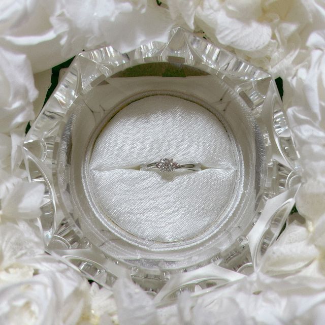 【ラザール ダイヤモンド【取扱店販売】の口コミ】 指輪のデザインですが、大きなダイヤモンドの両脇に小さなピンクダイヤモ…