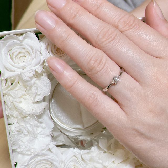 【ラザール ダイヤモンド【取扱店販売】の口コミ】 指輪のデザインですが、大きなダイヤモンドの両脇に小さなピンクダイヤモ…