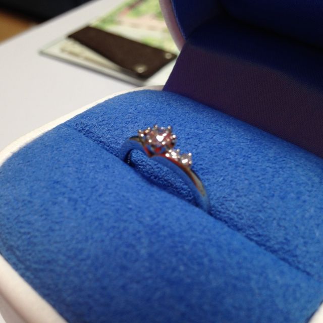 【銀座ダイヤモンドシライシの口コミ】 40歳になってからの婚約指輪だったので、とにかくシンプルでデザインがき…