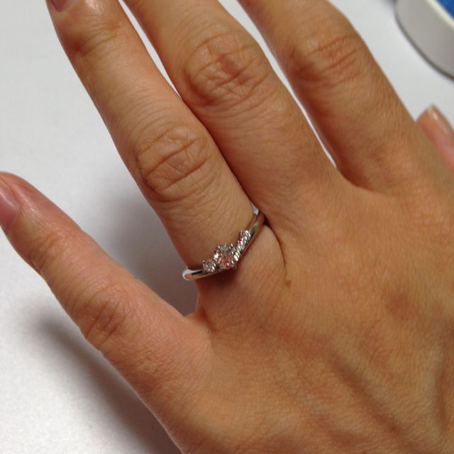 【銀座ダイヤモンドシライシの口コミ】 40歳になってからの婚約指輪だったので、とにかくシンプルでデザインがき…