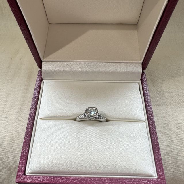 【ブルガリ(BVLGARI)の口コミ】 いかにも婚約指輪というようなシンプルなデザインではなく、デザイン性が…