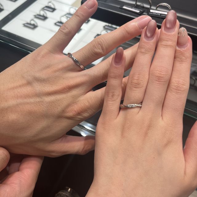 【ラザール ダイヤモンド(LAZARE DIAMOND)の口コミ】 他にないデザインで、広い範囲でダイヤが入っているのがとてもお気に入り…