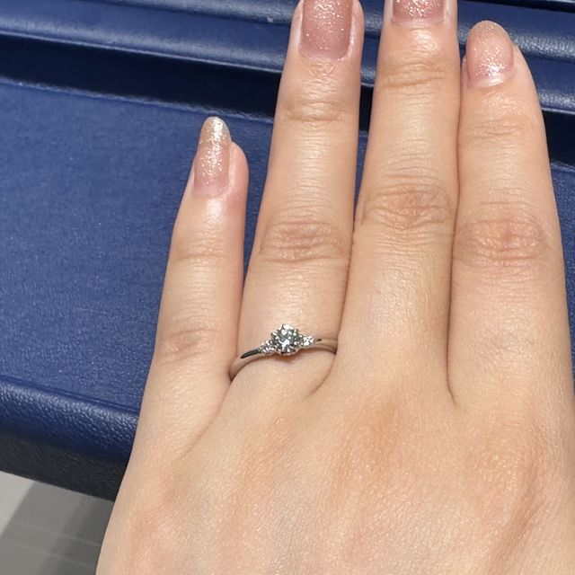 【銀座ダイヤモンドシライシの口コミ】 メインのダイヤモンドのサイドに小さなダイヤモンドが着いていて、デザイ…