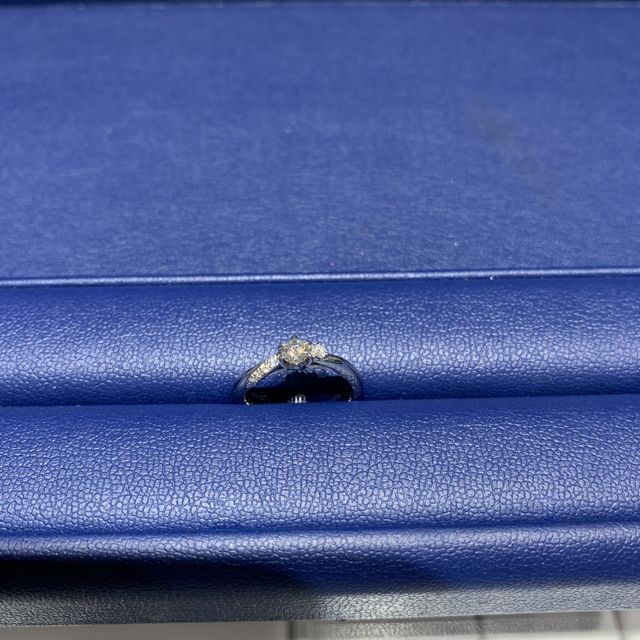 【銀座ダイヤモンドシライシの口コミ】 デザインはシンプルで、かつエレガントな指輪となっております。プラチナ…