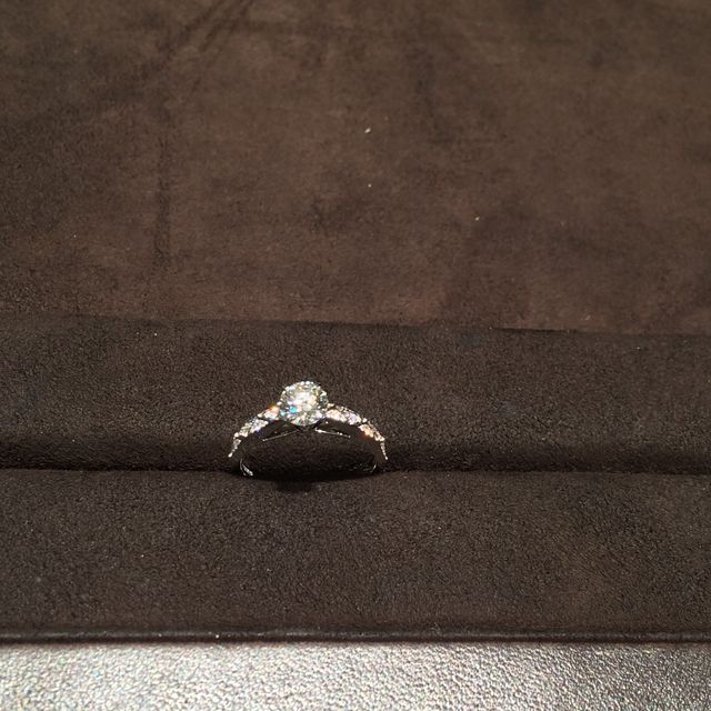 【グラフ(GRAFF)の口コミ】 指輪には昔からこだわりがあったので、婚約指輪ともなると一生気に入るも…