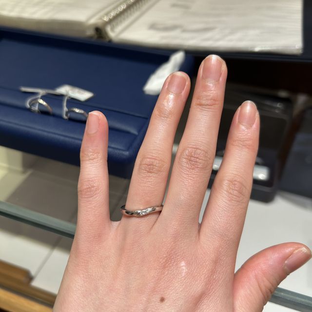 【銀座ダイヤモンドシライシの口コミ】 シンプルなデザインで長くつけれるなと思いました。価格も他店より抑えら…