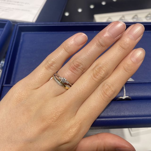 【銀座ダイヤモンドシライシの口コミ】 デザインは交差しててすごく可愛かったです。結婚指輪にはあまり見ないデ…