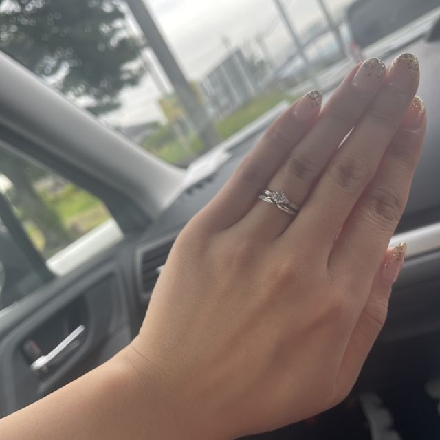 【俄(にわか)の口コミ】 結婚指輪のデザインは、シンプルですが、キラキラとしたダイヤモンドに目…