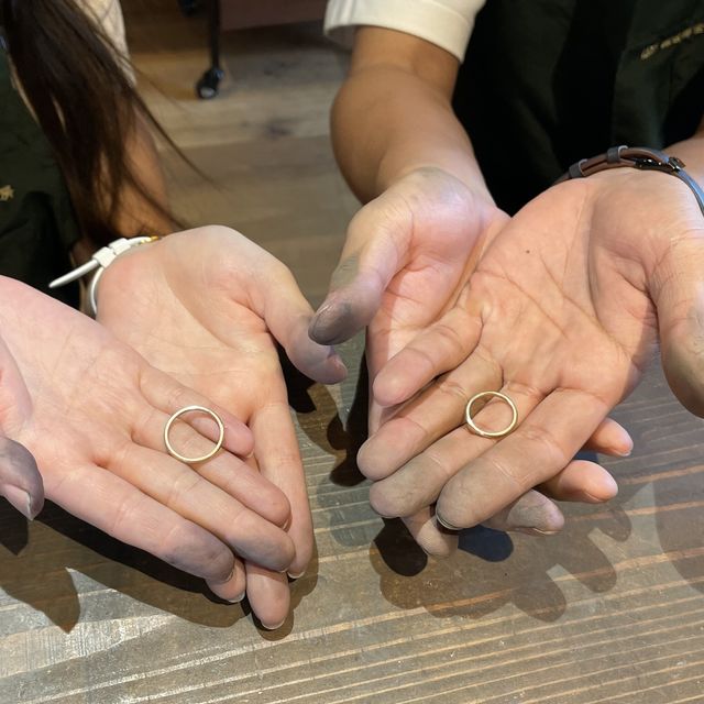 【鎌倉彫金工房の口コミ】 2人で記念になる指輪作りを！と思い、手作りで作成しました。
少し叩くだ…