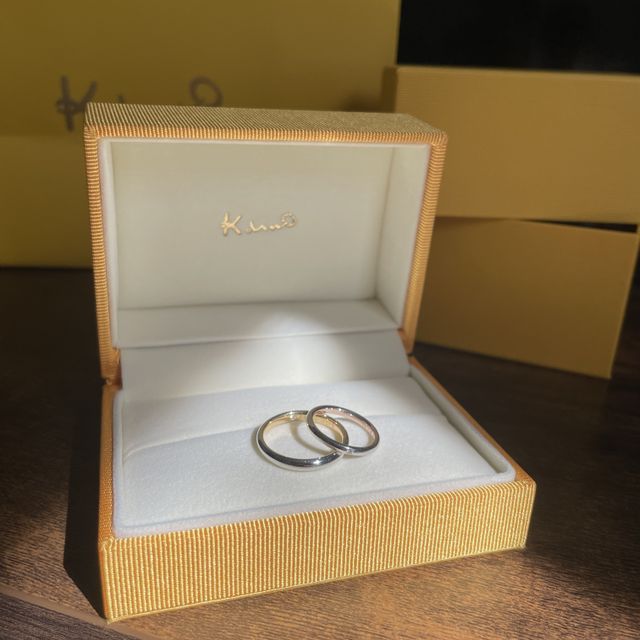 【ケイウノ ブライダル(K.UNO BRIDAL)の口コミ】 表と裏が違う色味の指輪です！雑誌で見ていたもので実際見たらすごく可愛…