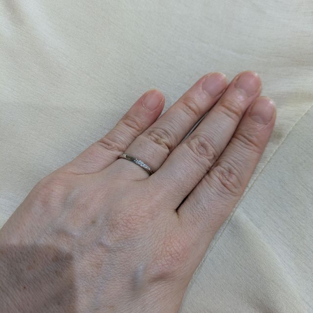 【アイプリモ(I-PRIMO)の口コミ】 軽やかなつけ心地を何より大変気に入っております。婚約指輪との重ね付け…