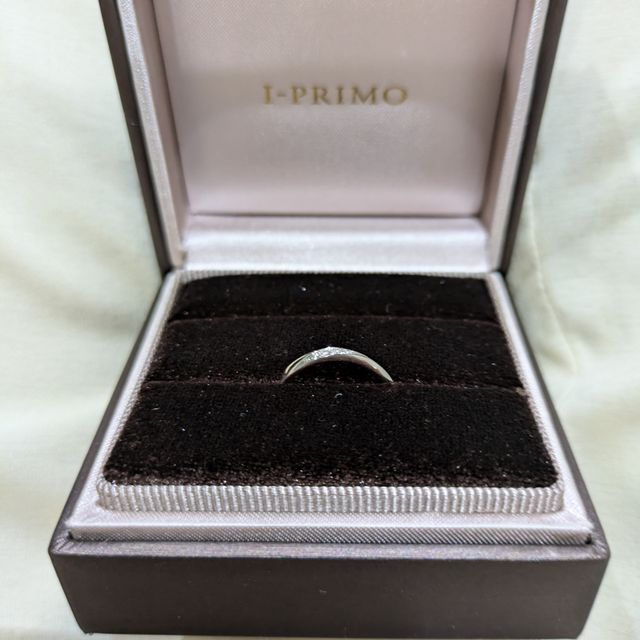 【アイプリモ(I-PRIMO)の口コミ】 軽やかなつけ心地を何より大変気に入っております。婚約指輪との重ね付け…