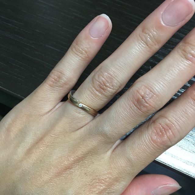 【銀座ダイヤモンドシライシの口コミ】 波型のシルエットが指を細く綺麗に見せてくれると聞いていたので、それを…