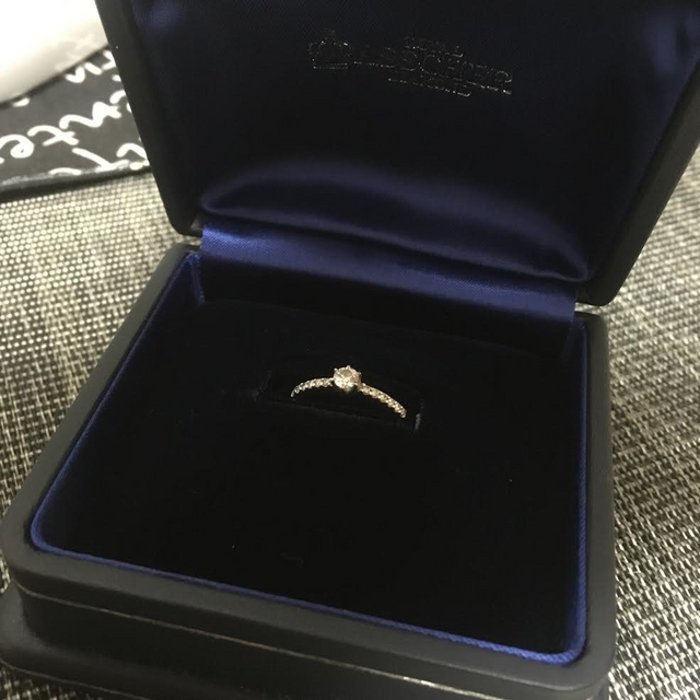 【ROYAL ASSCHER(ロイヤル・アッシャー)の口コミ】 店舗の看板に大きく飾ってあるロイヤルアッシャーの婚約指輪のポスター。
…