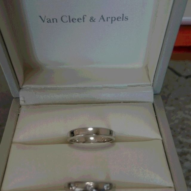 【ヴァン クリーフ＆アーペル(Van Cleef & Arpels)の口コミ】 シンプル＆クールでありながら華のある商品を探していましたが、まさに理…