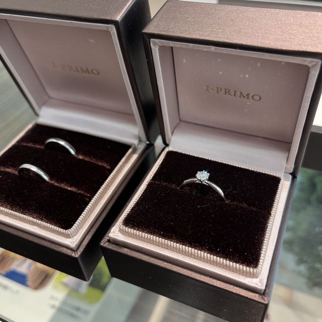 【アイプリモ(I-PRIMO)の口コミ】 婚約指輪はダイヤが際立つ、シンプルなデザインにしました。

結婚指輪は…