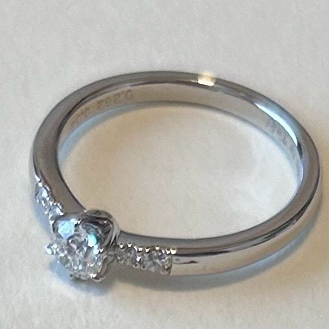 【アイプリモ(I-PRIMO)の口コミ】 中央ダイヤむかって、両サイドのダイヤが華やかさを引き立てます。普段の…