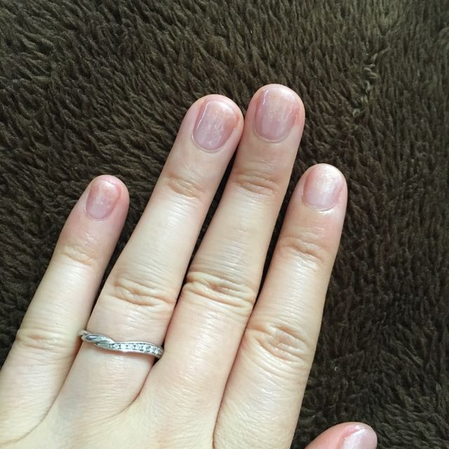 【COLANY(コラニー)の口コミ】 短めの私の指にも美しくフィットする指輪です。ねじれや大きさの違うダイ…