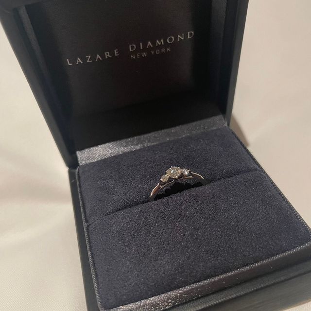 【ラザール ダイヤモンド(LAZARE DIAMOND)の口コミ】 上から見た時のダイヤの輝きがきれいに見える。横から見た時にもダイヤが…