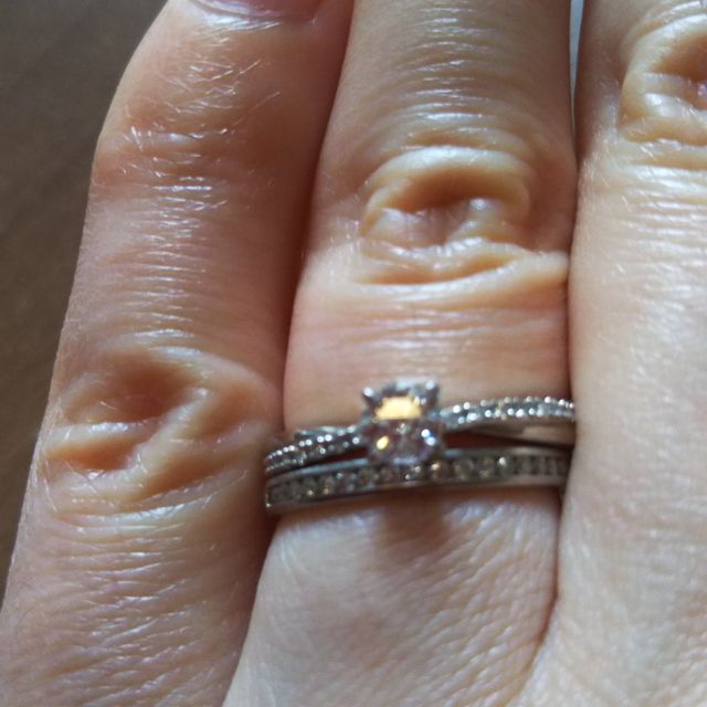 【STAR JEWELRY(スタージュエリー)の口コミ】 上品な上、ゴージャス。
プラチナ台も細めで好きです。
台にもダイヤが散…