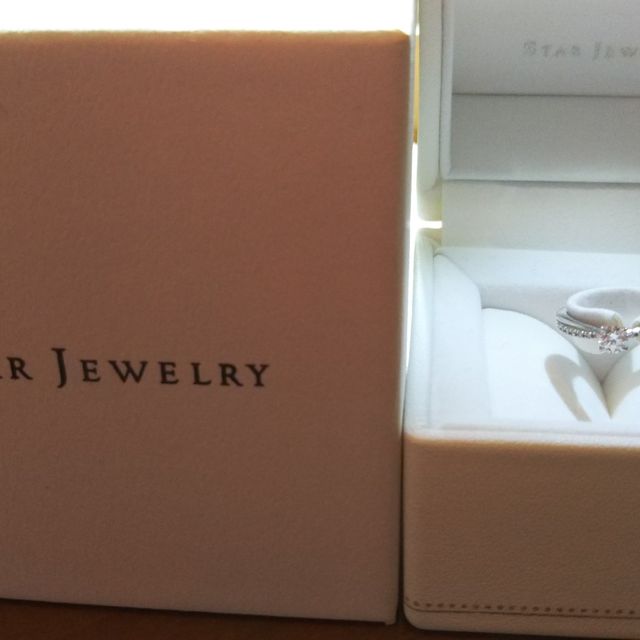 【STAR JEWELRY(スタージュエリー)の口コミ】 上品な上、ゴージャス。
プラチナ台も細めで好きです。
台にもダイヤが散…