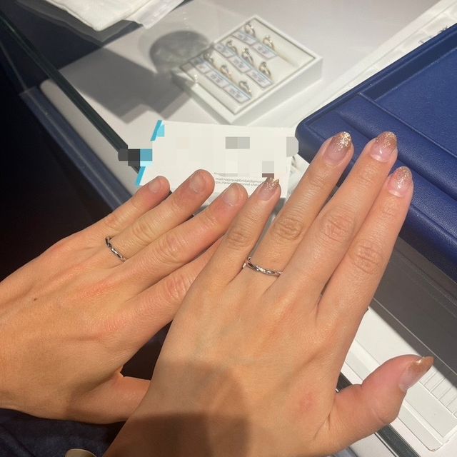 【銀座ダイヤモンドシライシの口コミ】 ウェーブ系のデザインを探していたが合致するものがあったため。
女性用指…
