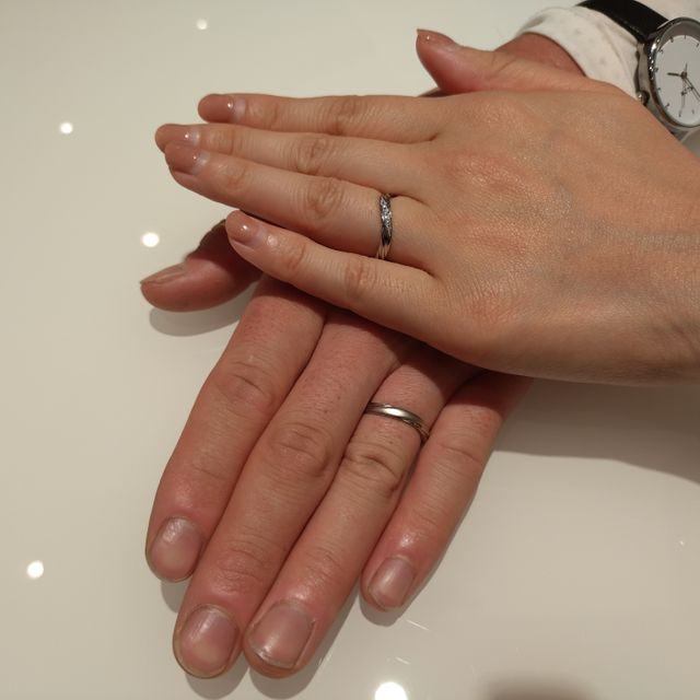 【Something Blue(サムシングブルー)の口コミ】 ウェーブデザインなので人とかぶりにくく可愛くて気に入りました。キラキ…