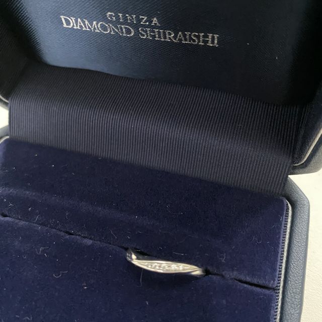 【銀座ダイヤモンドシライシの口コミ】 シンプルで付けやすい指輪です。婚約指輪と重ね付けしても可愛いデザイン…