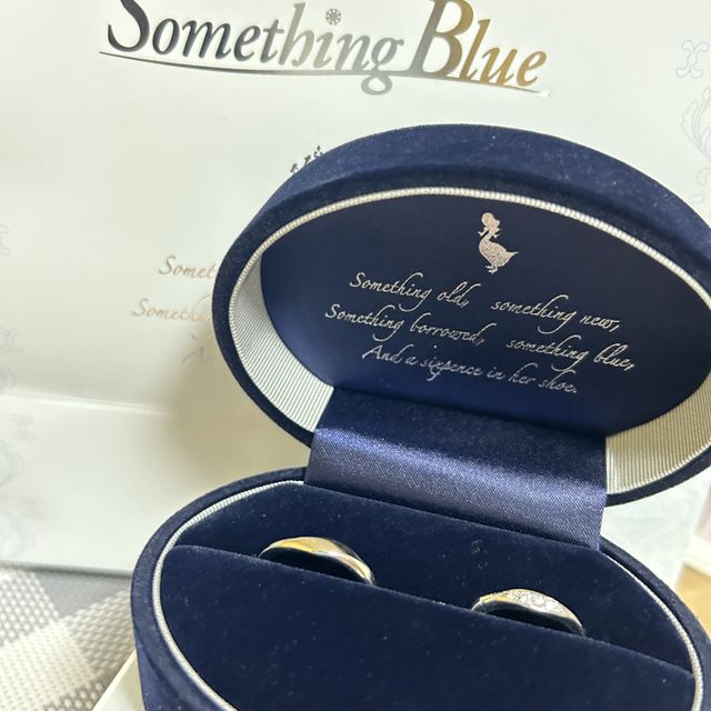 【Something Blue(サムシングブルー)の口コミ】 指輪のデザインがシャープかつ、シンプルでおしゃれ。中には２つの宝石が…