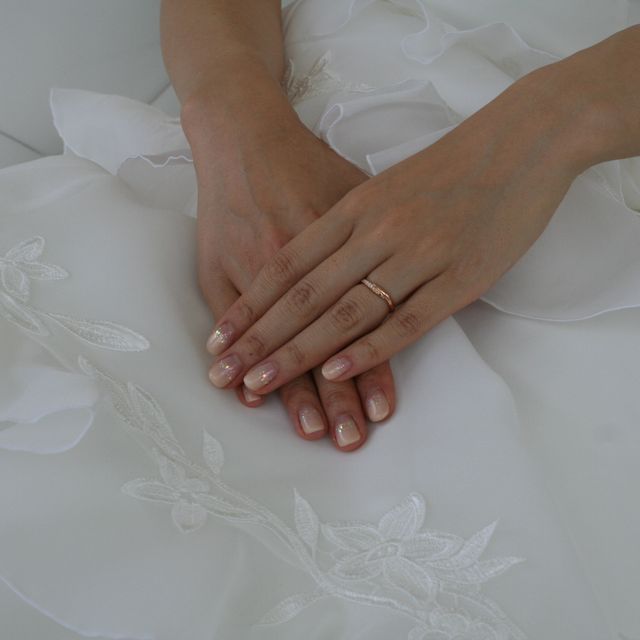 【4℃ BRIDAL(ヨンドシーブライダル)の口コミ】 デザインがシンプルだけどこだわりがあり、男性側はプラチナにくすみのあ…