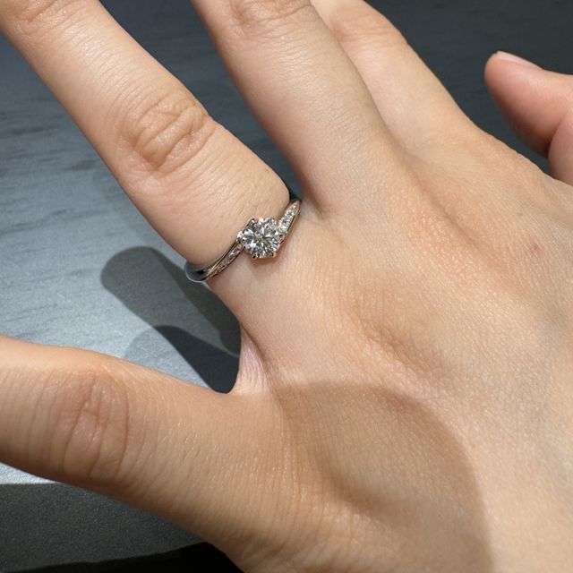 【出雲結(いずもゆい)の口コミ】 カーブのデザインが素敵です。ダイヤの周りにも細かいダイヤが散りばめら…